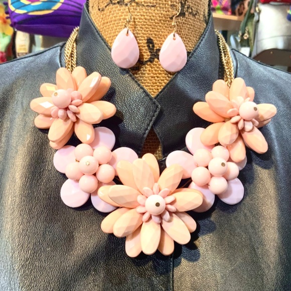 VINTAGE STATEMENT NECKLACE/PINK ACRYLIC FLOWER W/EARRINGS ⭐️GOLD CHAIN/NEW COND - Picture 5 of 9